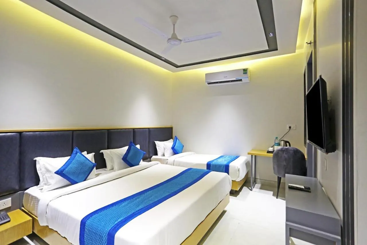 Hotel Applewood Residency - Offering Free Airport Drop New Delhi