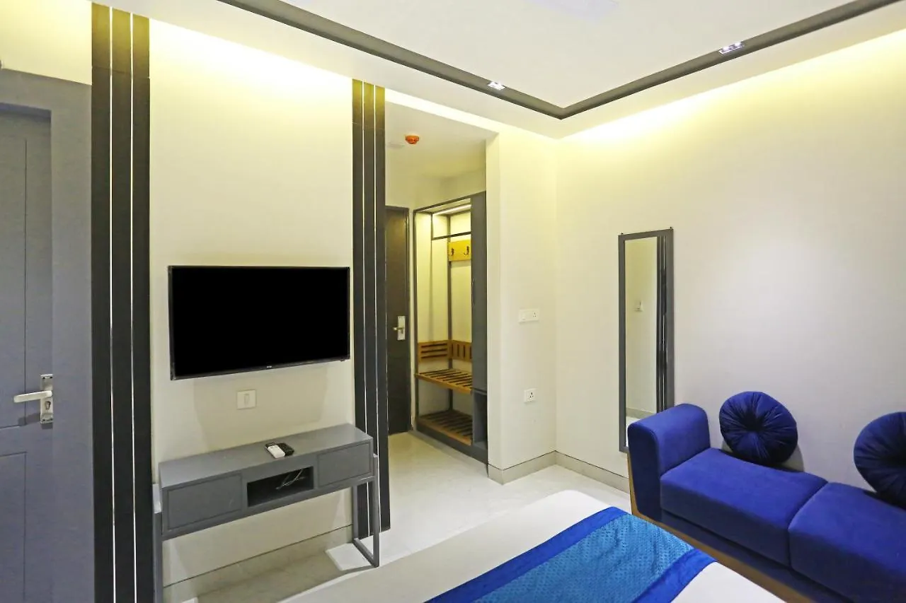 Hotel Applewood Residency - Offering Free Airport Drop New Delhi
